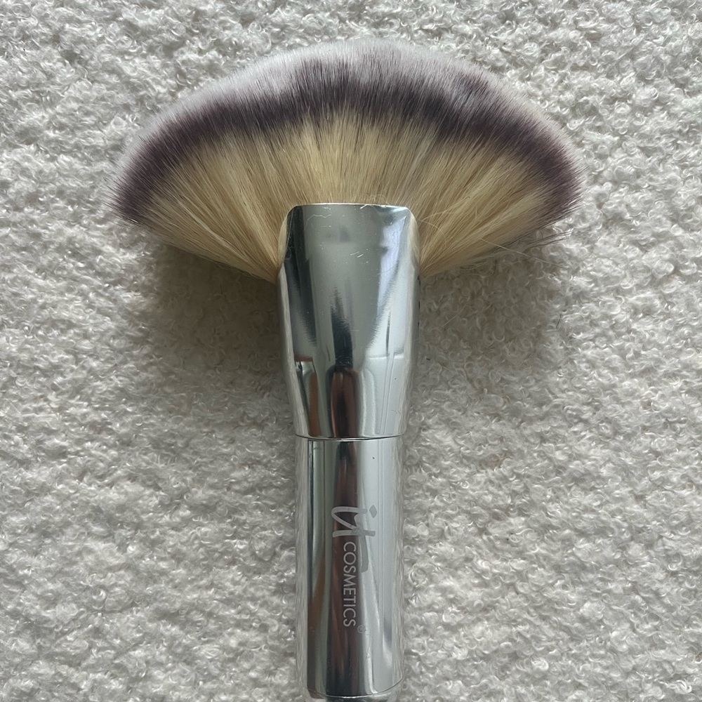 IT Cosmetics Heavenly Luxe Mega Fan Brush with a silver handle